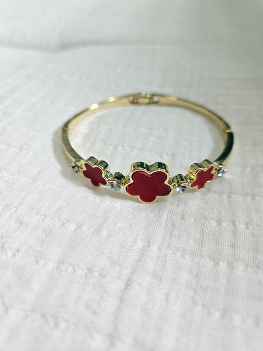 Bracelet with three red flowers..And automatic lock.