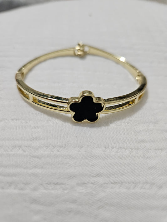 Split Black  bracelet whit one flowers.