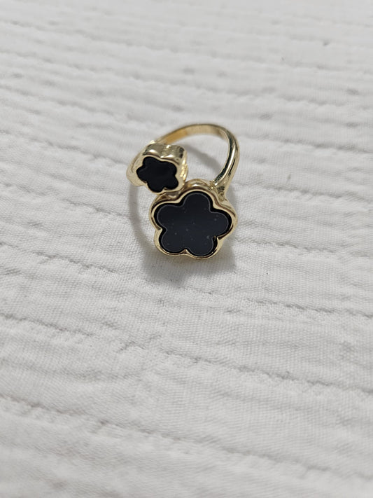 Adjustable ring with two flowers with 5 leaves