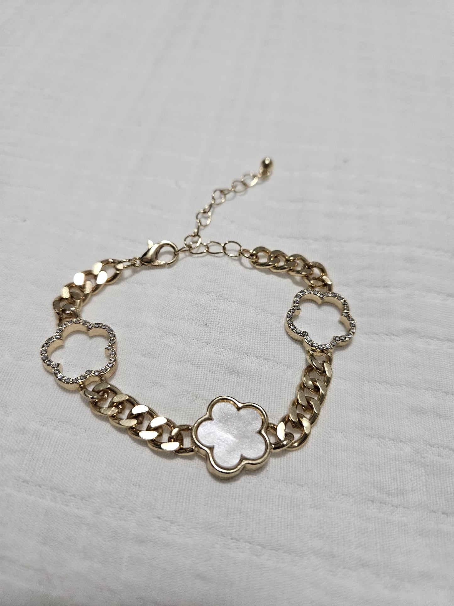 Bracelet with three flowers