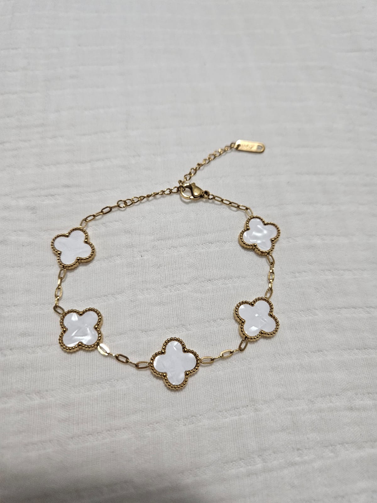 Chain bracelet with five leave and extension.